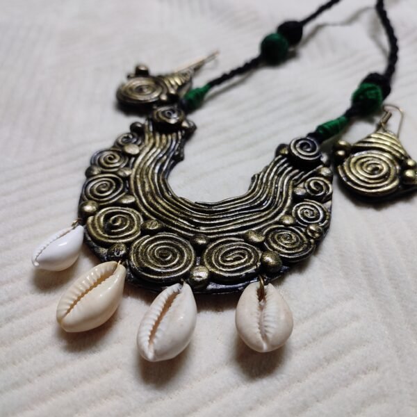 Tribal necklace set ( 1 necklace and 2 ear rings ) - Image 2